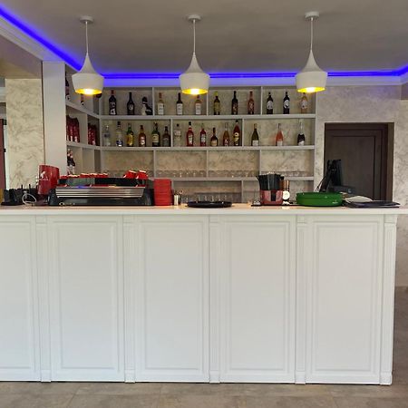Pensiune-Restaurant Palace Carpinet エクステリア 写真
