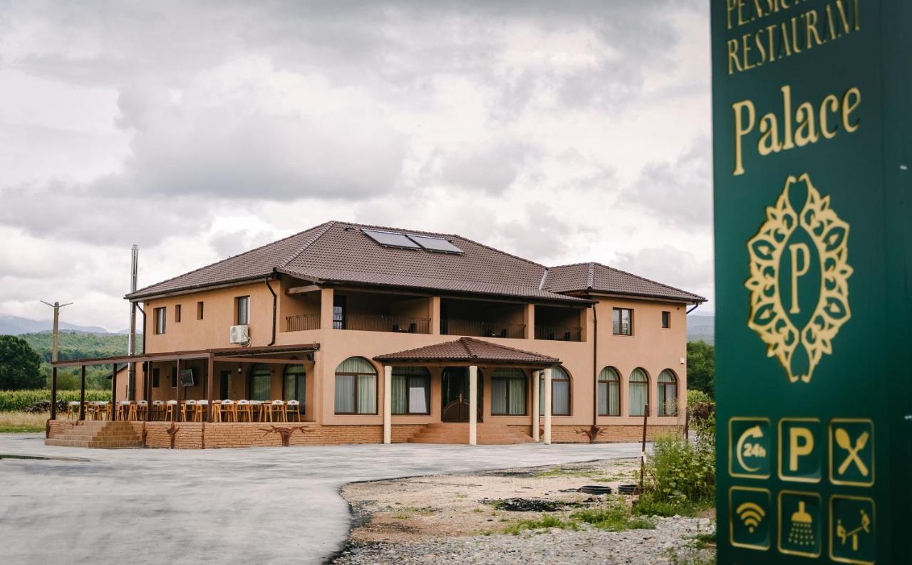 Pensiune-Restaurant Palace Carpinet エクステリア 写真