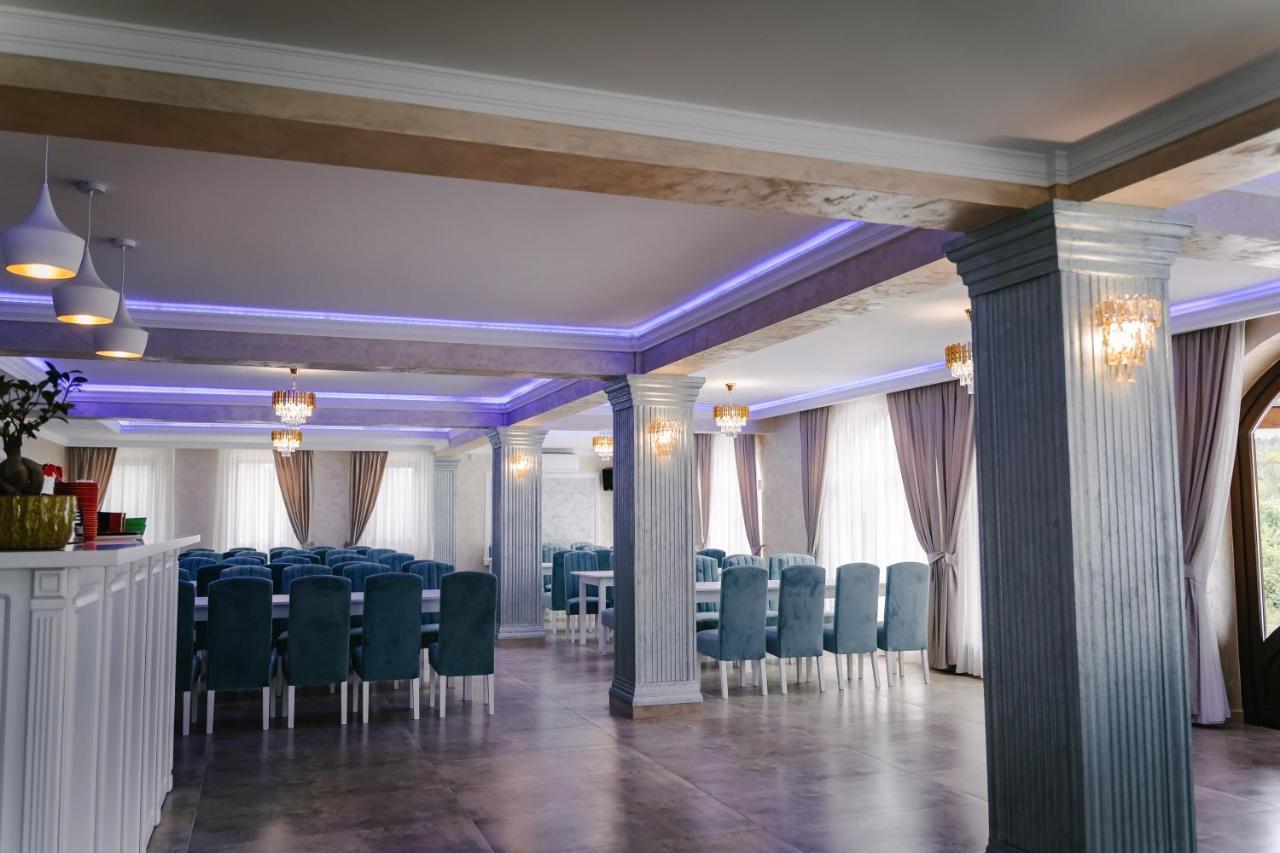 Pensiune-Restaurant Palace Carpinet エクステリア 写真