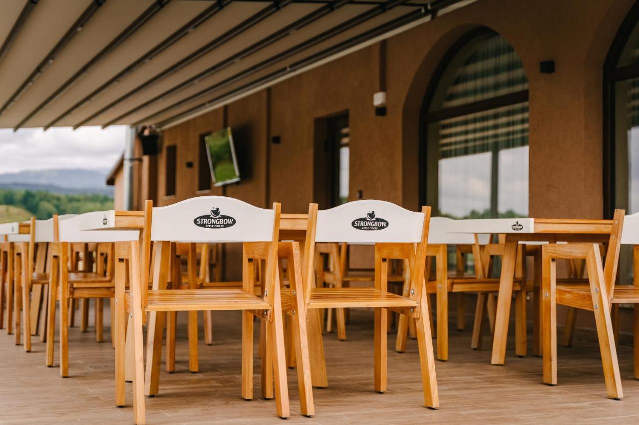 Pensiune-Restaurant Palace Carpinet エクステリア 写真
