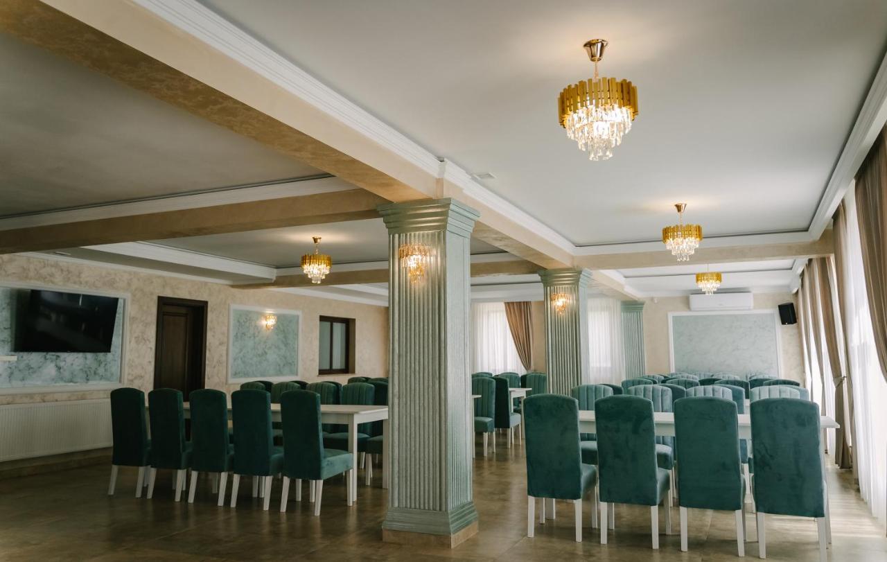 Pensiune-Restaurant Palace Carpinet エクステリア 写真