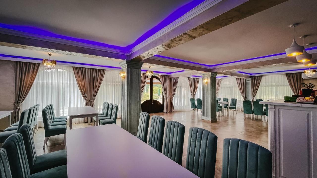 Pensiune-Restaurant Palace Carpinet エクステリア 写真