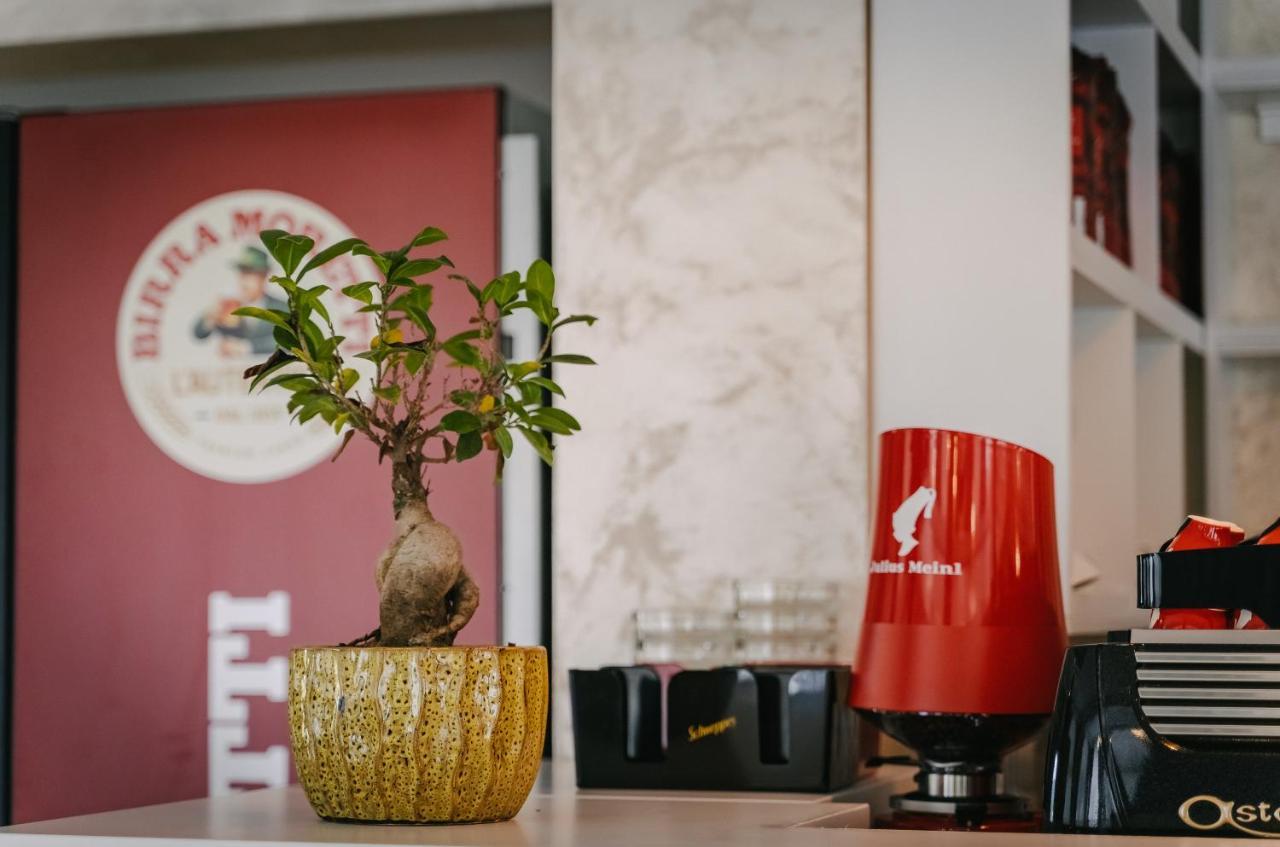 Pensiune-Restaurant Palace Carpinet エクステリア 写真