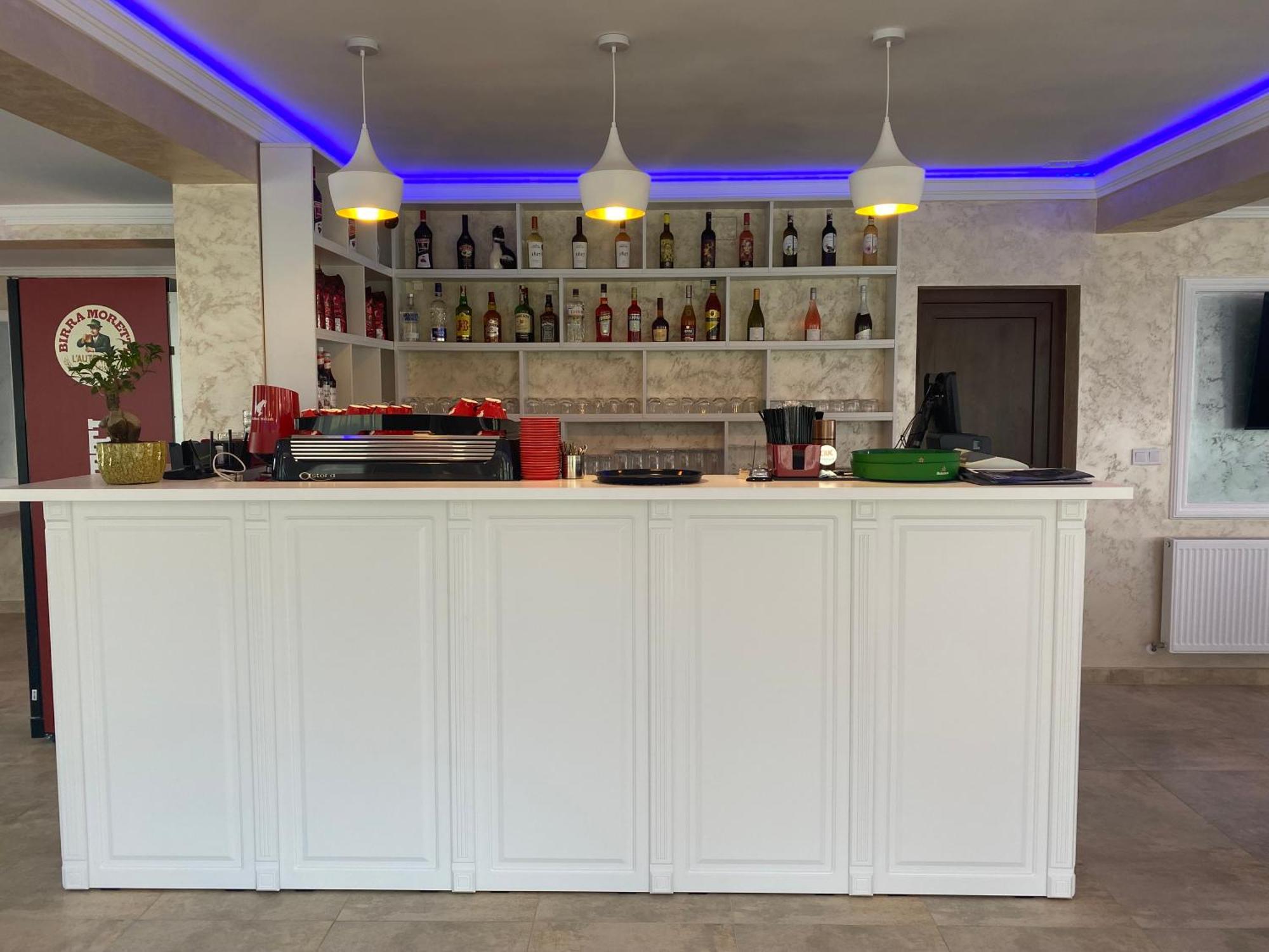 Pensiune-Restaurant Palace Carpinet エクステリア 写真
